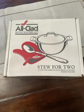 T150 All-clad 2.5 Quart Stainless Steel Round Casserole Lid Spoon And Oven Mitt Set- Nib