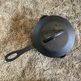 Bayou Classic Bc-7441 1 Quart Cast Iron Covered Sauce Pot With Self-basting Lid Black