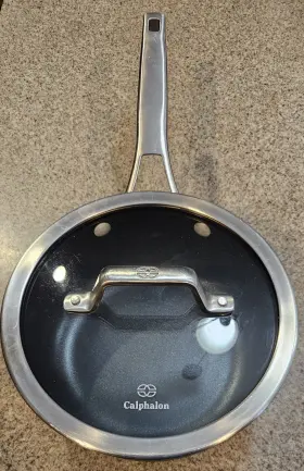 Rit87025 Calphalon 2.5 Quart Sauce Pan With Lid Great Condition Used