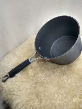 00016t Circulon Saucepan 2 Quart Hard-anodized With Non-stick Surfaces - Good Condition