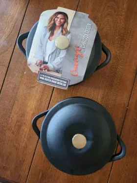 Cravings By Chrissy Teigen 085081472281 Preseasoned Cast Iron Mini Dutch Ovens Set Of 2