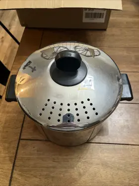 Qq05 Farberware 8 Quart Stainless Steel Pot With Locking Strainer Lid. T