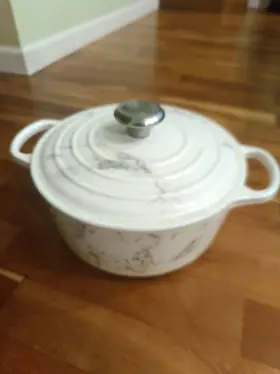 Le Creuset 024147311454 Signature Round 4.5 Quart Cast Iron Casserole Oven 24 Cm - White Marble