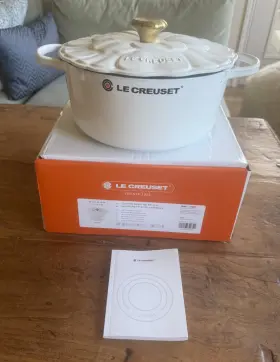 Le Creuset 024147349341 Enameled Cast Iron Petal Round Casserole 26 Cm 5.5 Quart White New Le Creuset 024147349341 Enameled Cast Iron Petal Round Casserole 26 Cm 5.5 Quart White New
