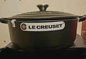 21178290000430 Le Creuset Signature Round Dutch Oven 4.5 Quart Cast Iron Matte Black