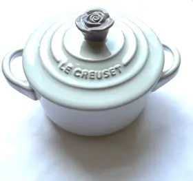 Le Creuset 630870237680 Mini Round Cocotte Redonda White /bluebell Flower Knob 17-4 - 8 Oz