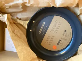 Le Creuset 630870350846 Essential Non-stick Ceramic 10 Inch Shallow Frying Pan Nib