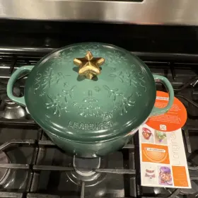 9862-24-264a Le Creuset Enameled Cast Iron Round Casserole Green Star Lid 24cm 4.2l