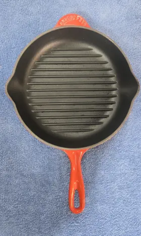 L2023-26-67 Le Creuset Classic Skillet Grill Pan Cherry Red Double Spout French 26
