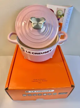 Lc00505 Le Creuset Baby Cocotte Rond 14cm Bear Knob Chiffon Pink Bnib