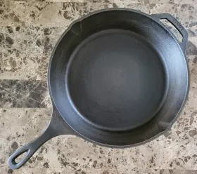 990299884 Lodge Yellowstone 13.25 Inch Seasoned Cast Iron Skillet - Pre-owned With Silicone