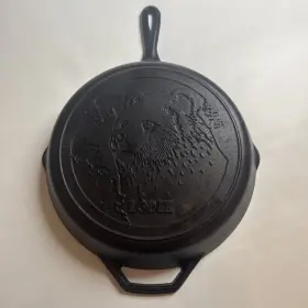 L10skwlbr Lodge Cast Iron Wildlife Series 12 Inch Skillet Bear