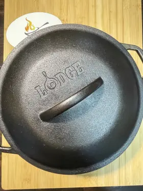 L8do3 Lodge 8 Dol 5 Quart Dutch Oven With Lid. Properly Cleaned And Seasoned