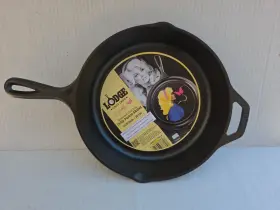 L8skdly Lodge Cast Iron Skillet Dolly Parton Profile And Butterfly Design 10.25 In Dia