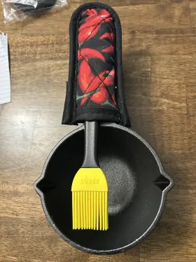 M9461 Lodge Melting Pot 0.5 Quart Seasoned Cast Iron Black Silicone Basting Brush Set
