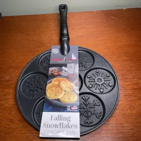Nordic Ware 011172019455 Falling Snowflake Pancake Pan Nonstick Cast Aluminum Nwt