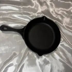 Pioneer Woman 085081454126 9 Inch With Dual Spouts Pre-seasoned Cast Iron Pan Hanging Loop