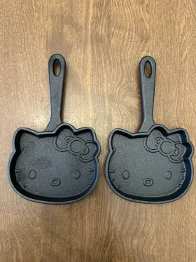 Sn0103 Sanrio Hello Kitty Mini Personal Cast Iron Skillets For Pancakes 8.75 Inch Lot Of 2
