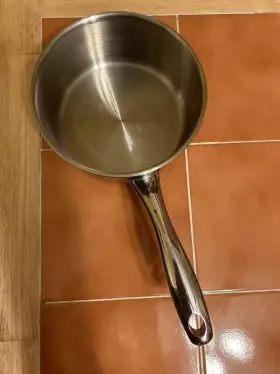 B3040802 Sur La Table Stainless Steel Sauce Pan 2 Quart Great Condition