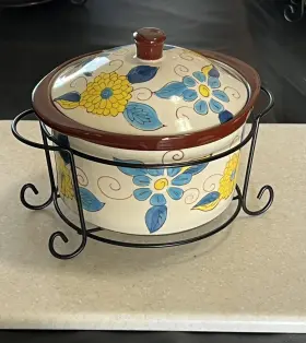 Ppp-jn-722337 Temp-tations By Tara - 1 Quart Ceramic Ovenware With Lid Wire Holder And Trivet