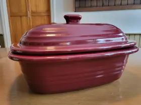 061106 The Pampered Chef Deep Dish Covered Baker Stoneware Cranberry #061106 Used Once Lid