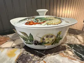 Vil74 Villeroy & Boch And Luxembourg Vegetables Nuts Berries Covered Casserole Dish
